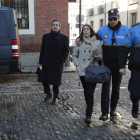 Raquel Gago llega a la Audiencia acompañada de dos agentes de la Policía Local y de su letrado, Fermín Guerrero. RAMIRO