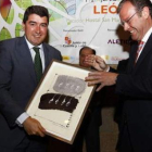 Pablo R. Lago, Tomás Villanueva y Antonio Silván, en el momento de la entrega del premio.