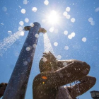 Un ciudadano se refresca ante las altas temperaturas.