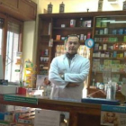 Jaime Espolita, en su farmacia en Cabrillanes.