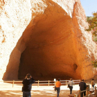 Turistas fotografiando la Cuevona de Las Médulas, uno de los puntos más visitados. L. DE LA MATA