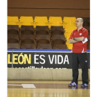 Jordi Ribera, dirigiendo un partido en el Palacio de Deportes