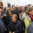 La multitud tomó la carpa del mercado.