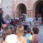 Un momento de la actuación de los madrileños Industrial Teatrera en la Plaza Mayor