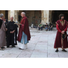 Rodaje en San Isidoro del documental «León, cuna del parlamentarismo», escrito por Juan Pedro Aparicio y dirigido por Álvaro del Amo, en abril del 2010.