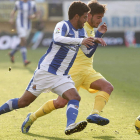 El jugador del Villarreal, Joan Riol, pugna en carrera con el delantero mexicano Carlos Vela.