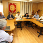 Momento de la reunión de ayer tarde en Páramo de los alcaldes de la cuenca de Fabero-Sil.