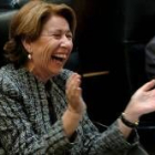 La ministra de Fomento, Magdalena Álvarez, aplaude a Zapatero
