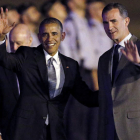 Barack Obama y el rey Felipe VI en la base aérea de Torrejón en la noche de ayer. CHEMA MOYA