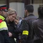 Familiares y amigos de los pasajeros en las instalaciones del aeropuerto de El Prat.