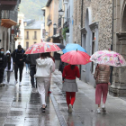 La lluvia condicionó ayer la vida social en Ponferrada. ANA F. BARREDO