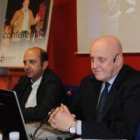 Leontxo (derecha), durante su conferencia.