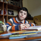 Rubén Calleja Loma en su casa preparando los deberes que siempre le pide a su logopeda de Down León.