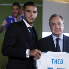 El defensa Theo Hernández ayer con Florentino Pérez. MARISCAL