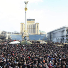 Decenas de manifestantes participan en una concentración en la plaza de la Independencia de Kiev.