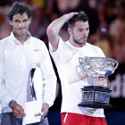 Nadal con gesto de triste con el trofeo de subcampeón al lado de un Wawrinka pensativo.