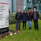 Arsenio Fernández, con las alumnas Alba Puente y Paloma González, y un anfitrión en la universidad inglesa de Nottinghan.