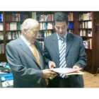 El Procurador del Común, Javier Amoedo, recibe de manos del edil leonesista, Luis Herrero, la queja