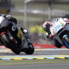 Mika Kallio supera al piloto español Luis Salom en Moto2 en el circuito de Le Mans.