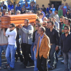 Amigos, familiares y compañeros de trabajo portaron el féretro del brigadista fallecido.