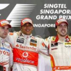 Timo Glock, Lewis Hamilton y Fernando Alonso ayer, en el podio.