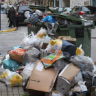 La imagen de la basura rebosando en los contenedores, como en abril de 2016, podría repetirse en Ponferrada durante Semana Santa. A. F. B.