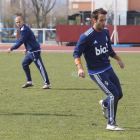Acorán, a la izquierda, podrá jugar en Córdoba al quitarle Competición la quinta tarjeta.