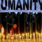 Dos personas encienden velas durante la manifestación celebrada ayer en Nueva Delhi contra el terror