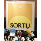 Panel con el logotipo de Sortu.