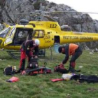 Miembros de los servicios de rescate de montaña en acción durante una salida del helicóptero.