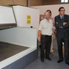 Ignacio Ariznavarreta, atento a las explicaciones sobre el funcionamiento de la planta de reciclaje