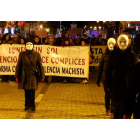 La manifestación convocada ayer en León concitó a decenas de personas por el centro de León al grito de ‘Nos tocan a una, nos tocan a todos’. MARCIANO