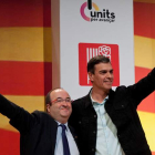 Iceta y Sánchez, en un mitin celebrado ayer en Gerona. ROBIN TOWNSEND