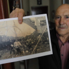 Sixto Rodríguez, residente en León capital, muestra una imagen de su padre poco antes de ser ejecutado.