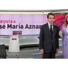 José María Aznar con Gloria Lomana antes de comenzar su polémica entrevista del martes por la noche.