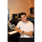 Adrian, youtuber leonés, tiene su escuela virtual de música y aspira a abrir una física en León. DL