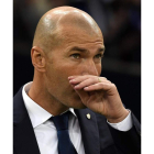 Zinedine Zidane porta el trofeo que le acredita como ganador de la Liga de Campeones en una final en la que fue superior a la Juve. POWELL
