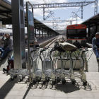 Pasajeros esperan la llegada de un tren en la estación de León.