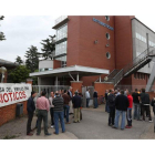 Concentración de trabajadores a las puertas de la factoría.