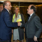 Miguel Sebastián y Tomás Villanueva se saludan en una foto de archivo, tomada el año pasado.