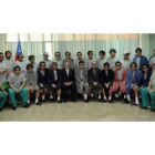 El presidente de Chile, Sebastián Piñera, posa ayer con los 33 mineros rescatados en el Hospital de