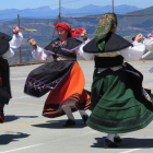 Un grupo de mujeres baila en honor a Santiago Apóstol en Turienzo Castañero. CEBRONES