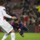 Pedro golea de cabeza en uno de sus tres goles al Huesca.