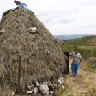Rubén Valín Tascón  junto al chozo reconstruido