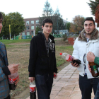 Sólo un pequeño grupo de jóvenes se decidió a hacer el botellón en el Campus.