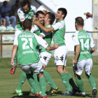 Los jugadores maragatos felicitan a Soto, en el centro, tras marcar el primer gol de los locales.