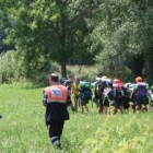 Los niños que formaban parte del grupo esperaron la llegada de responsables del campamento