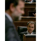 El presidente Zapatero escucha a Rajoy el día del Pleno extraordinario