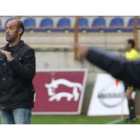 El entrenador de la Cultural Monteagudo, a la izquierda, y Álvaro Cervera dan instrucciones a sus ju