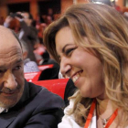 Pérez Rubalcaba y Susana Díaz conversan en un momento de la cita socialista.